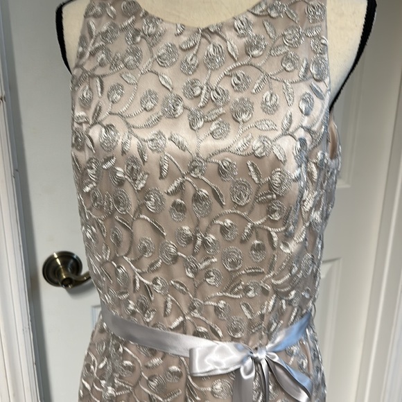 Lovely Tahari Semi-formal Dress~ Size 12. EC - Picture 3 of 10